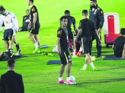 Neymar (centro) durante el entrenamiento en el Estadio Centenario de Montevideo, en donde mañana enfrentará a Uruguay. EFE /