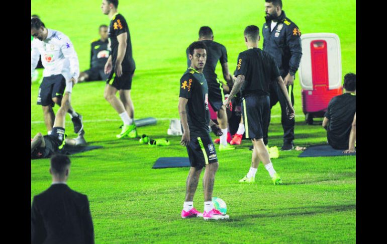 Neymar (centro) durante el entrenamiento en el Estadio Centenario de Montevideo, en donde mañana enfrentará a Uruguay. EFE /