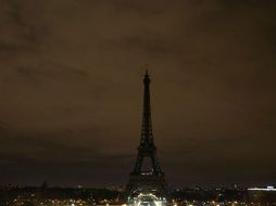 Las más de 22 mil bombillas que iluminan a la torre se desactivaron. AFP / Z. Abdelkafi