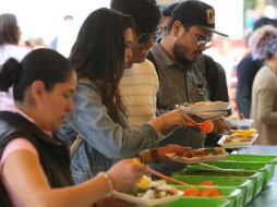 La recomendación cuando comemos fuera es tratar de escoger alimentos asados, a la plancha, a la parrilla y caldos claros. EL INFORMADOR / ARCHIVO