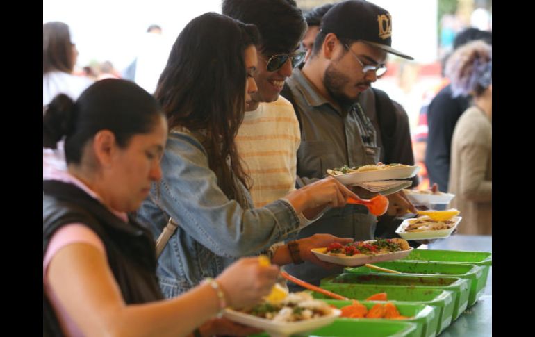 La recomendación cuando comemos fuera es tratar de escoger alimentos asados, a la plancha, a la parrilla y caldos claros. EL INFORMADOR / ARCHIVO