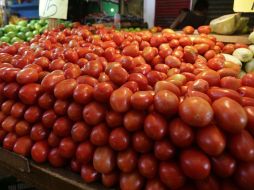 Los precios de productos que más incidieron a este resultado son el jitomate, el limón y el tomate verde. NTX / ARCHIVO