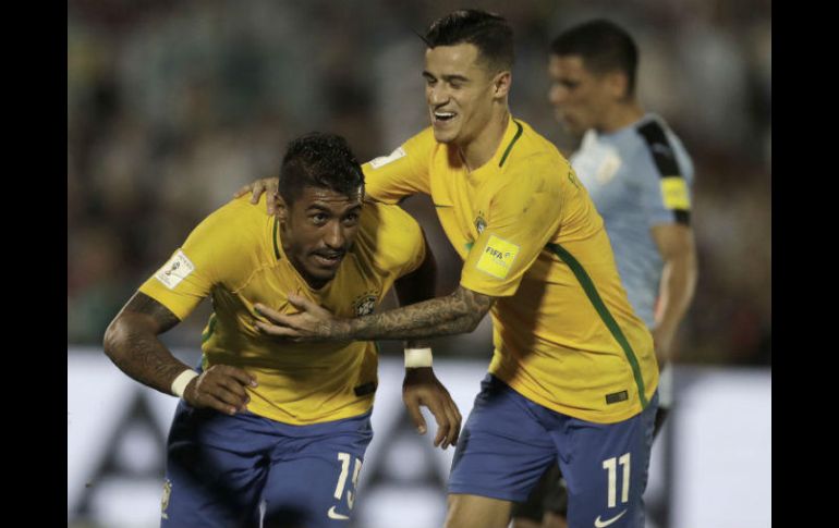 Paulinho celebra una de sus tres redes de la tarde. AP / N. Pisarenko