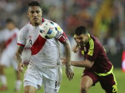 Paolo Guerrero igualó el marcador para Perú al minuto 64 con un testarazo. AP / F. Llano