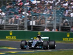 Lewis Hamilton conduce su monoplaza durante las primeras prácticas libres del Gran Premio de Australia. EFE / D. Azubel