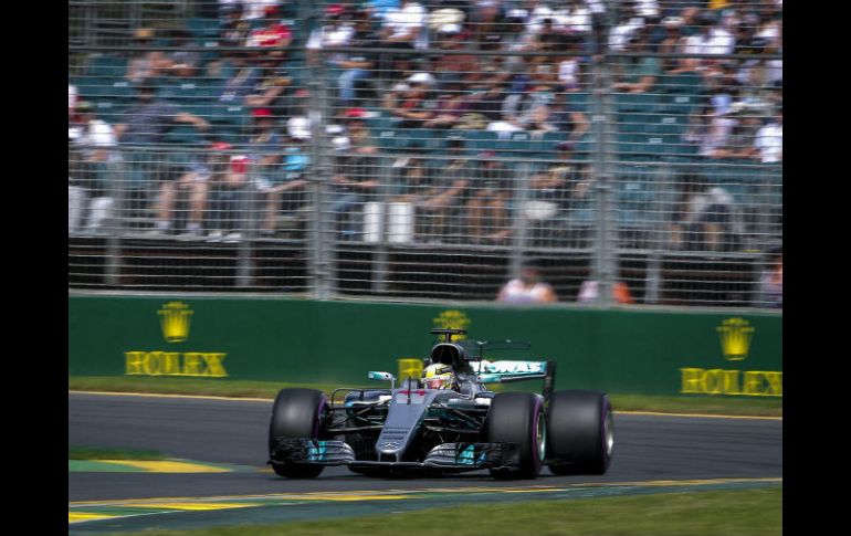 Lewis Hamilton conduce su monoplaza durante las primeras prácticas libres del Gran Premio de Australia. EFE / D. Azubel