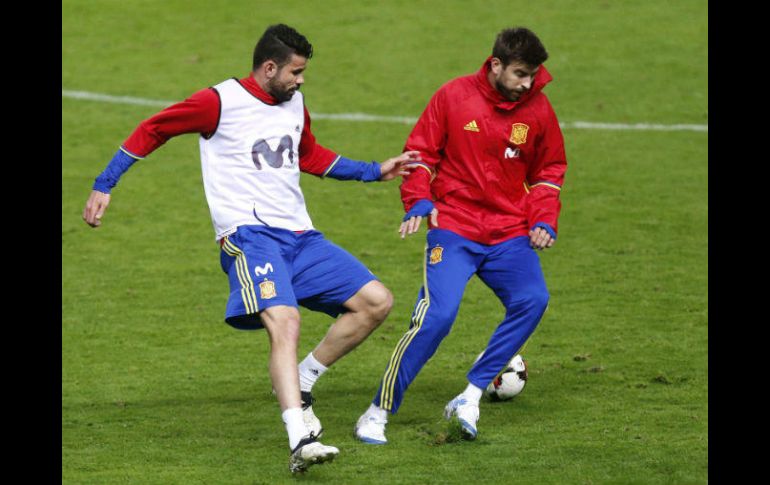 Piqué le esconde el balón a Diego Costa, en la práctica española de ayer de cara al duelo de hoy contra Israel. EFE / J. cerejido