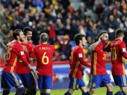 Los españoles celebran el tercer tanto de la noche, obra de Diego Costa. EFE / J. L. Cereijido