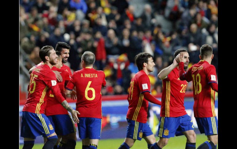 Los españoles celebran el tercer tanto de la noche, obra de Diego Costa. EFE / J. L. Cereijido