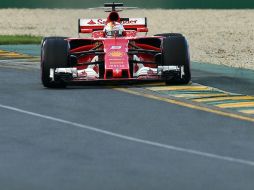 El piloto de Ferrari, Sebastian Vettel, conduce su monoplaza durante las terceras prácticas libres, en Melbourne Park. AFP / S. Khan