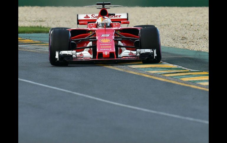 El piloto de Ferrari, Sebastian Vettel, conduce su monoplaza durante las terceras prácticas libres, en Melbourne Park. AFP / S. Khan