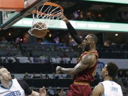 LeBron James clava el balón durante el partido de ayer entre losCavaliers de Cleveland y los Hornets de Charlotte. AP / C. Burton