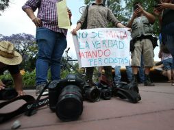 Con carteles proclaman que 'no se mata la verdad matando periodistas'. EL INFORMADOR / R. Tamayo