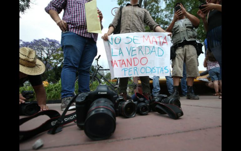 Con carteles proclaman que 'no se mata la verdad matando periodistas'. EL INFORMADOR / R. Tamayo