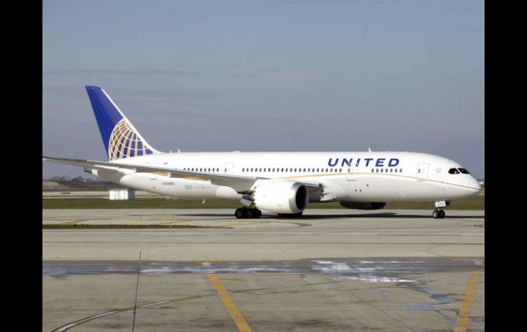 La compañía aérea United Airlines se vio envuelta en una polémica en las redes sociales. AP / ARCHIVO