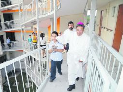 El obispo auxiliar de Guadalajara, Juan Humberto Gutiérrez Valencia, bendijo el lugar en su inauguración. ESPECIAL /