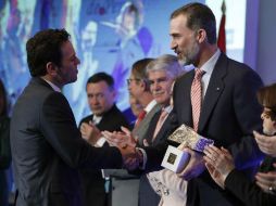 El rey Felipe VI entrega el Premio de Televisión a Carlos Loret de Mola, por el programa 'Éxodo', emitido en el programa 'Despierta'. EFE / C. Moya