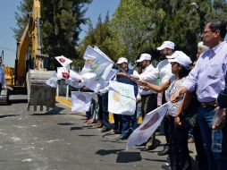 El secretario estatal y presidente municipal Sergio Chávez dan el banderazo de salida a las máquinas que trabajarán en la obra. TWITTER / @SergioChavez_D