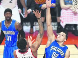 La figura. DeMar DeRozan (#10) pelea un balón con Aaron Gordon, durante el partido de ayer entre los Raptors y Orlando. EFE / W. Toda