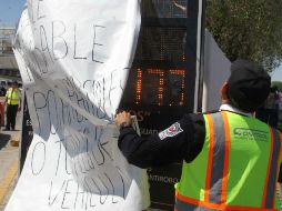 Uno de los mensajes que ejidatarios mantenían en el estacionamiento, previo a que un juez dictara su abandono. EL INFORMADOR / M. Vargas