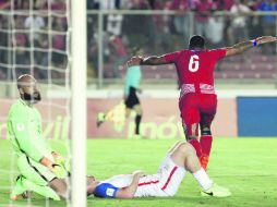 Gabriel Gómez (#6) celebra el gol del empate para Panamá en su partido de ayer ante su similar de Estados Unidos. AP / T. Herrera