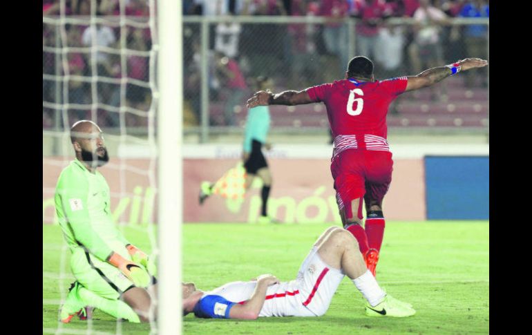 Gabriel Gómez (#6) celebra el gol del empate para Panamá en su partido de ayer ante su similar de Estados Unidos. AP / T. Herrera