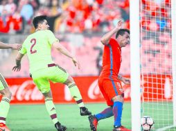 Doblete. El chileno Esteban Paredes (derecha) marca su segundo gol contra Venezuela. AFP /