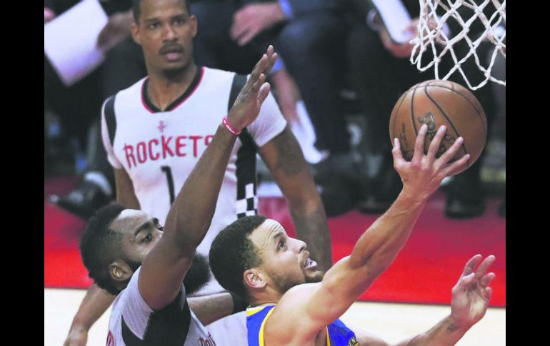 Letal. Steph Curry supera a James Harden para encestar dos de sus 32 puntos anoche. EFE /  l. Smith