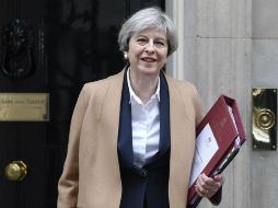 Theresa May sale del número 10 de Downing Street para acudir al Parlamento para informar de la activación del 'Brexit'. EFE / A. Rain