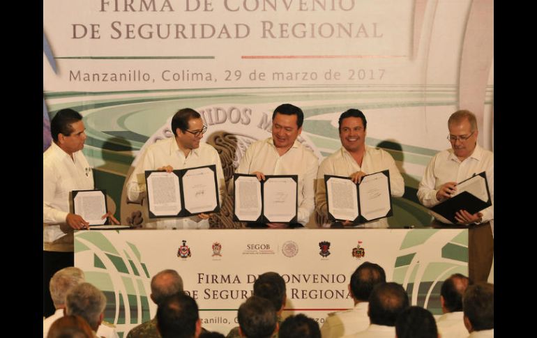 Imagen de la firma de convenio entre varios mandatarios. ESPECIAL / Aristóteles Sandoval