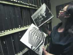 Evelia Hernández. La responsable de la institución muestra parte de su archivo fotográfico. EL INFORMADOR / E. Barrera