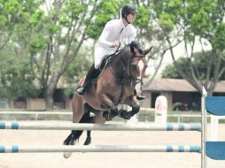 Ganador. Pablo Vizcaíno monta a 'ZZ Top' para llevarse la moña verde al primer lugar ayer en el Guadalajara Jockey Club. EL INFORMADOR / F. Atilano