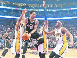 Dominio. DeMar DeRozan (#10), de los Raptors, pasa al frente de Myles Turner (#33), de los Pacers, para encestar. AP /