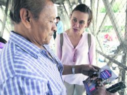 Erika Loyo recorrió las inmediaciones de la Estación Periférico Sur de la Línea 1 del Tren Ligero para concientizar contra el acoso. EL INFORMADOR / R. Tamayo