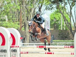 A lomos de 'Wira', Juan Manuel Luzardo ganó la prueba libre con obstáculos a 1.25 metros de altura. EL INFORMADOR / F. Atilano