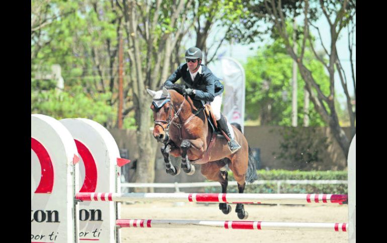 A lomos de 'Wira', Juan Manuel Luzardo ganó la prueba libre con obstáculos a 1.25 metros de altura. EL INFORMADOR / F. Atilano