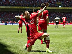 Salinas celebra el centro que provoca un autogol del Necaxa. MEXSPORT / O. Aguilar