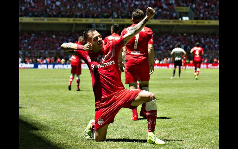 Salinas celebra el centro que provoca un autogol del Necaxa. MEXSPORT / O. Aguilar