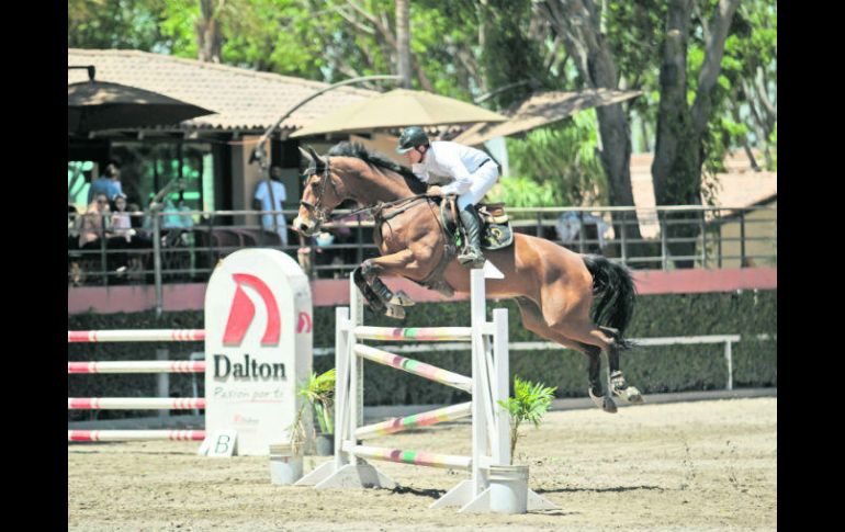 A lomos de 'Individeu De Guldenboom', Arturo Parada conquistó ayer la moña verde. EL INFORMADOR / F. Atilano