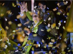 Lenín Moreno celebra con sus seguidores los resultados preliminares de la elección a presidente. AFP / R. Buendía