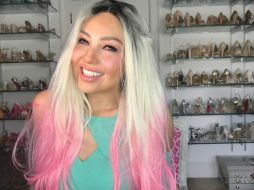 El cabello de Thalía luce oscuro en la raíz, rubio en gran parte de su longitud y rosa en las puntas. INSTAGRAM / thalia