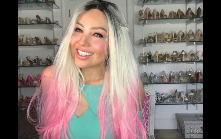 El cabello de Thalía luce oscuro en la raíz, rubio en gran parte de su longitud y rosa en las puntas. INSTAGRAM / thalia