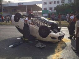 Un Focus blanco quedó completamente volteado sobre el asfalto, con las llantas al aire. ESPECIAL /