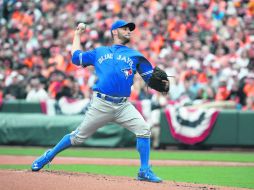 Discreta labor. Marco Estrada permitió dos carreras y recetó cuatro ponches durante el partido de ayer entre Azulejos y los Orioles. AP / P. Semansky