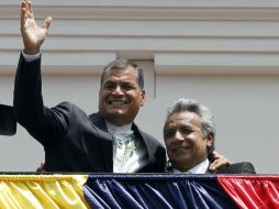 El presidente Rafael Correa, abraza a Lenín Moreno durante el tradicional cambio de guardia en el Palacio de Carondelet. XINHUA  /