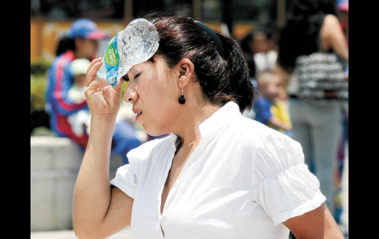 Recomiendan a la población mantenerse hidratada y evitar la sobreexposición al sol para proteger su salud. SUN / ARCHIVO