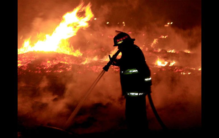 La exposición al calor extremo combinado con el esfuerzo físico durante un incendio hace que la sangre se vuelva más espesa. NTX / ARCHIVO