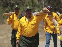 Ayer, autoridades entregaron equipo nuevo a brigadistas del Estado y Bomberos Forestales. EL INFORMADOR / F. Atilano