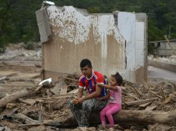 Los damnificados son atendidos por personal de socorro, con el suministro de alimentos, elementos de aseo básico y para bebés. AFP / L. Robayo