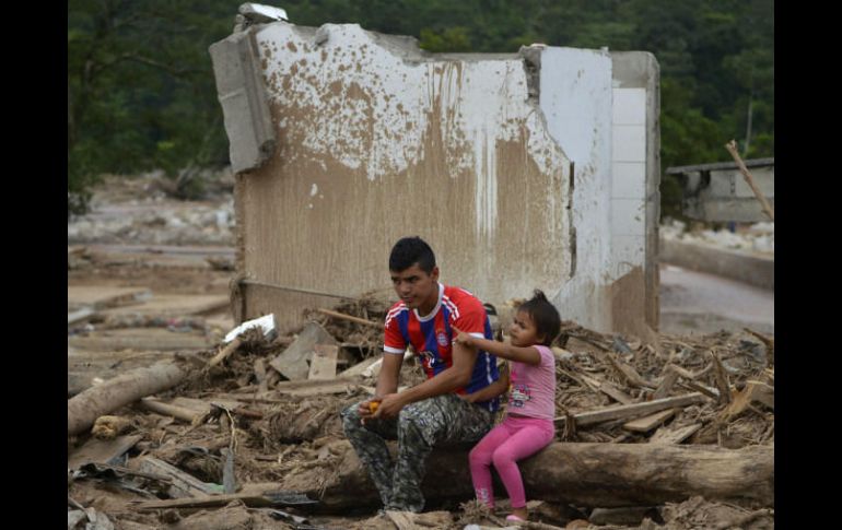 Los damnificados son atendidos por personal de socorro, con el suministro de alimentos, elementos de aseo básico y para bebés. AFP / L. Robayo